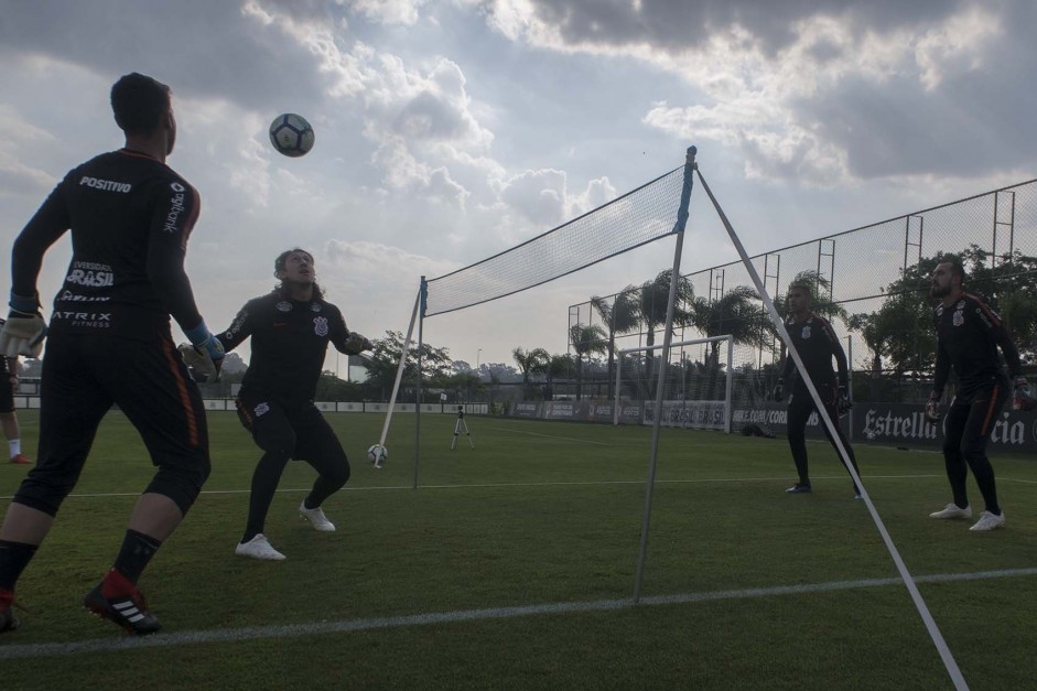 Jogadores em atividade no treino desta terça-feira