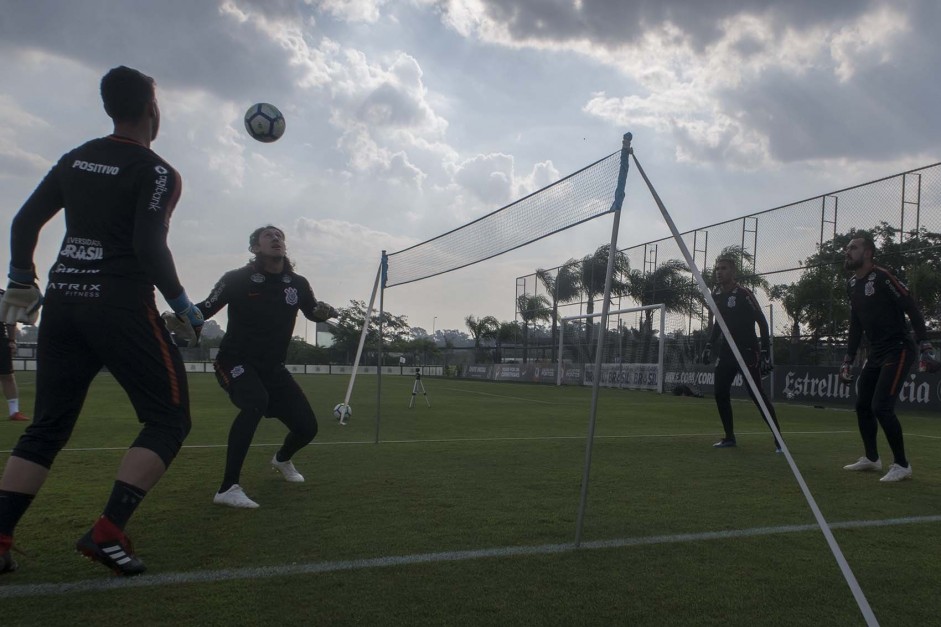 Jogadores em atividade no treino desta tera-feira