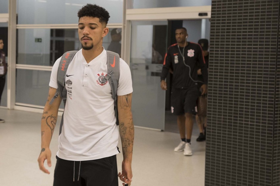 Douglas está pendurado; se levar amarelo contra o Botafogo, cumpre suspensão diante do São Paulo