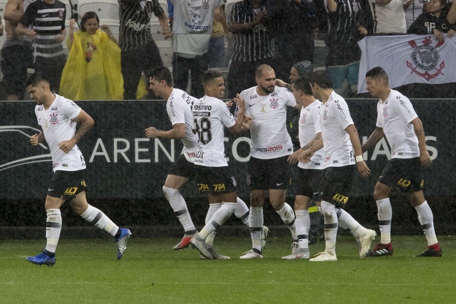 Corinthians venceu e ganhou uma posio na rodada