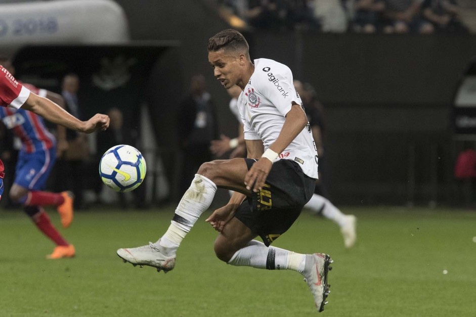 Pedrinho disputa jogada na partida contra o Bahia