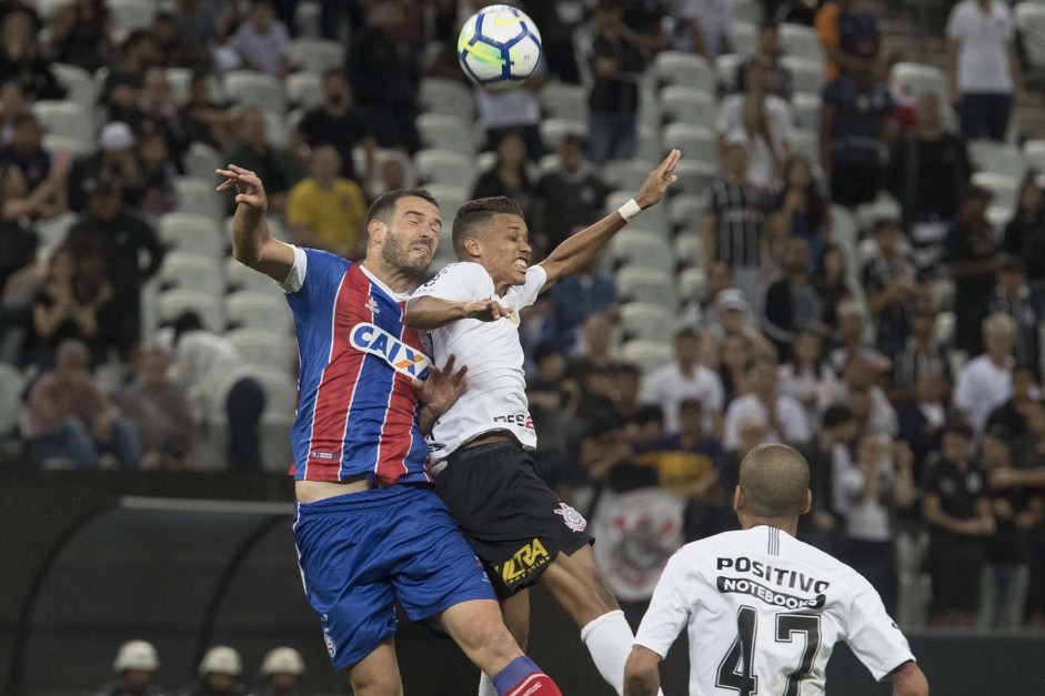 Pedrinho disputa jogada na partida contra o Bahia