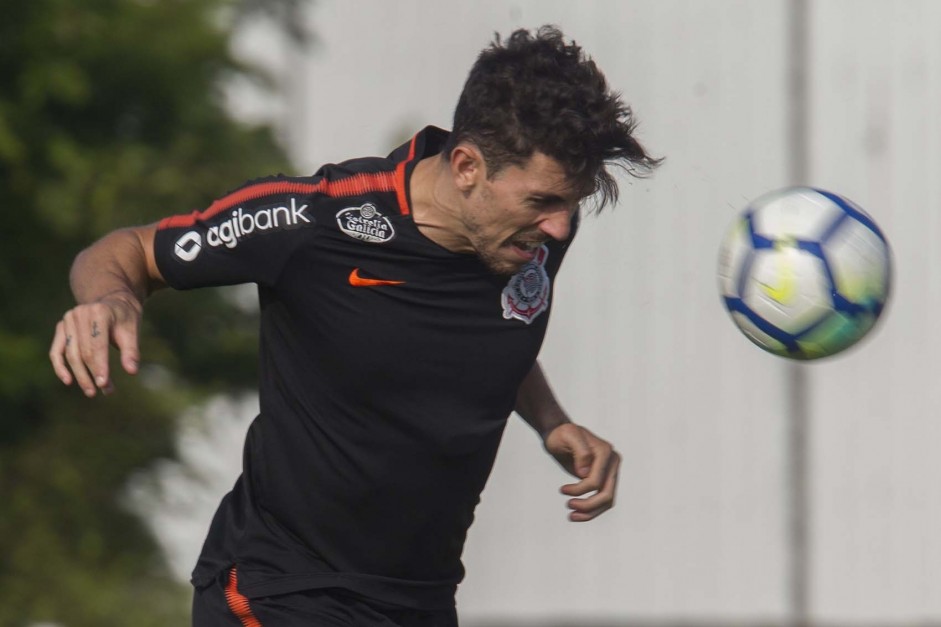 Danilo Avelar deve voltar à escalação do Corinthians após o clássico contra o São Paulo