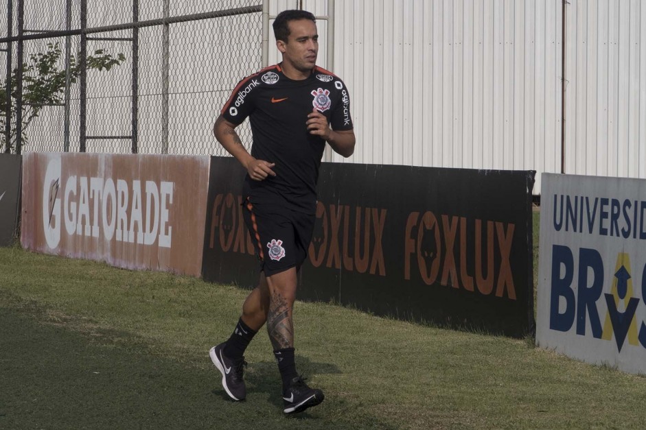 Jadson retorna aos treinos no Corinthians