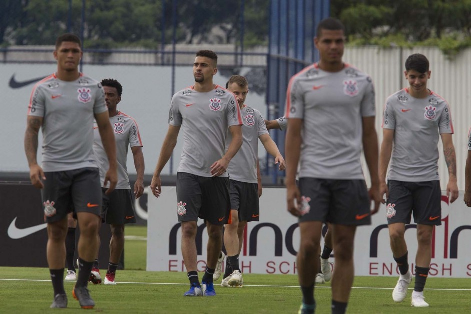 Jogadores do Corinthians retomam atividades no CT Joaquim Grava na tera-feira