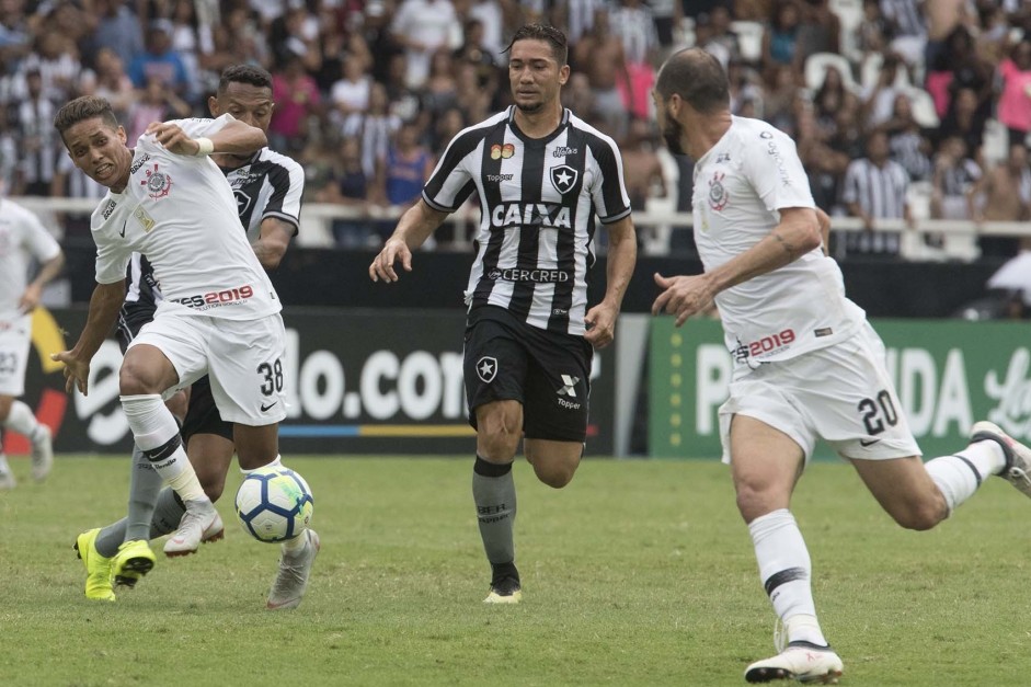 Jean (ao centro) foi titular em vitria sobre o Corinthians, clube ao qual pertence