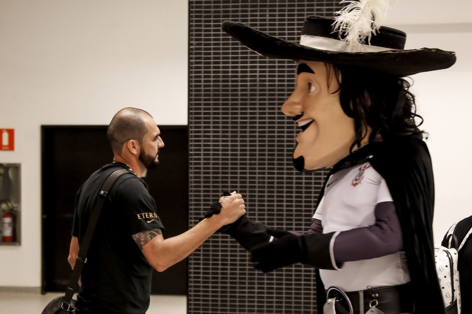 Danilo cumprimenta mascote do Timo antes da partida contra o So Paulo