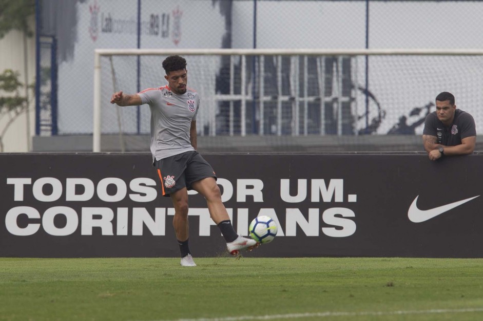 Douglas treina no Corinthians