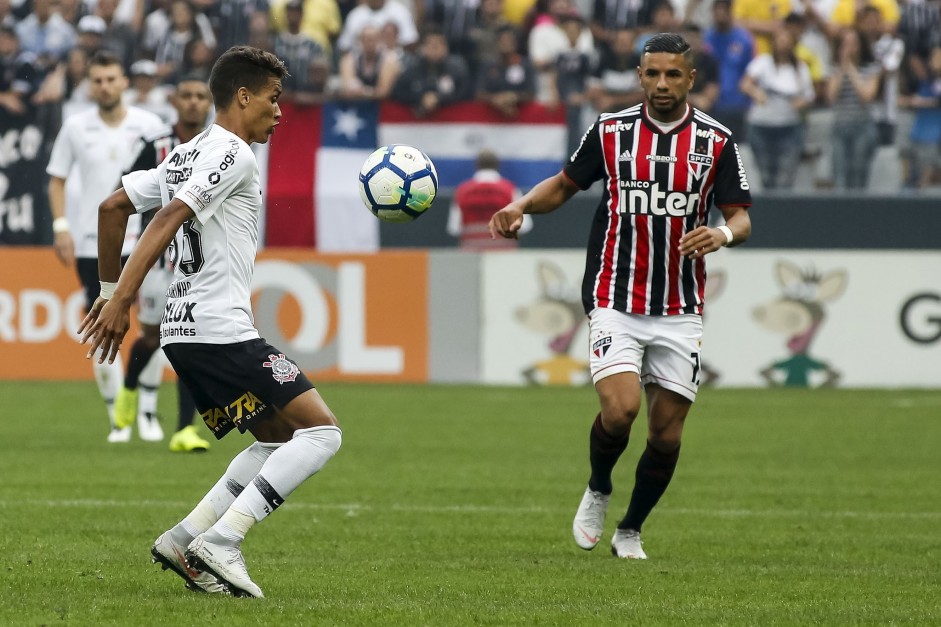 Pedrinho arrisca jogada contra adversário