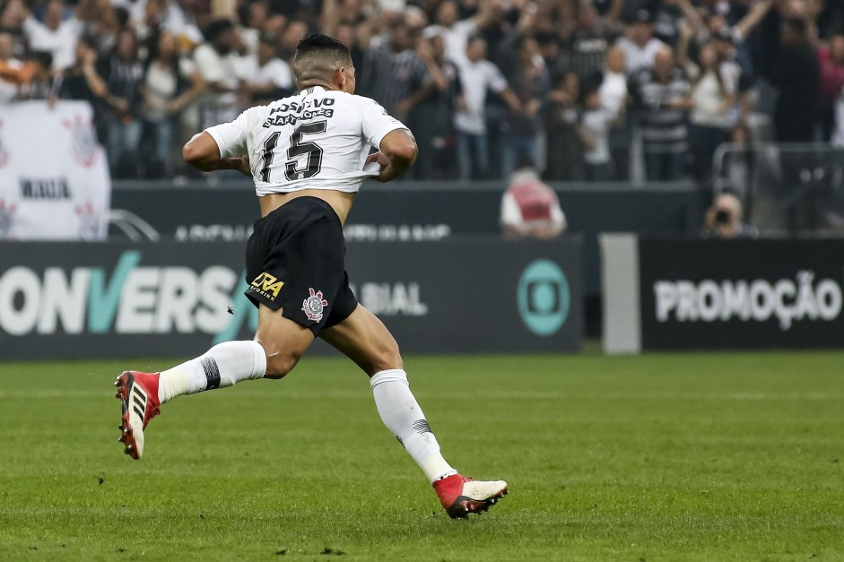 Ralf e jogadores comemoram único gol do Corinthians na partida