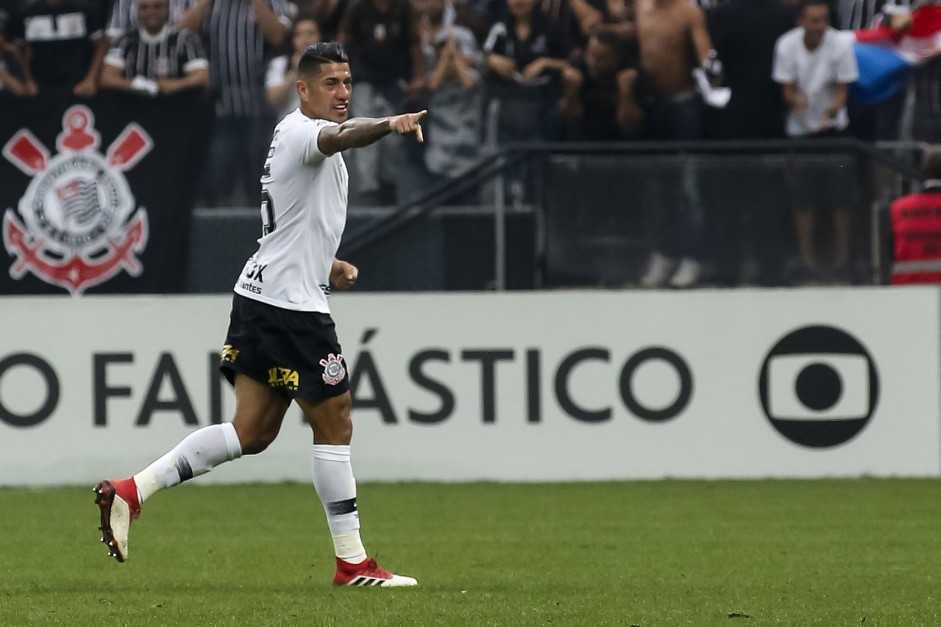 Ralf e jogadores comemoram único gol do Corinthians na partida