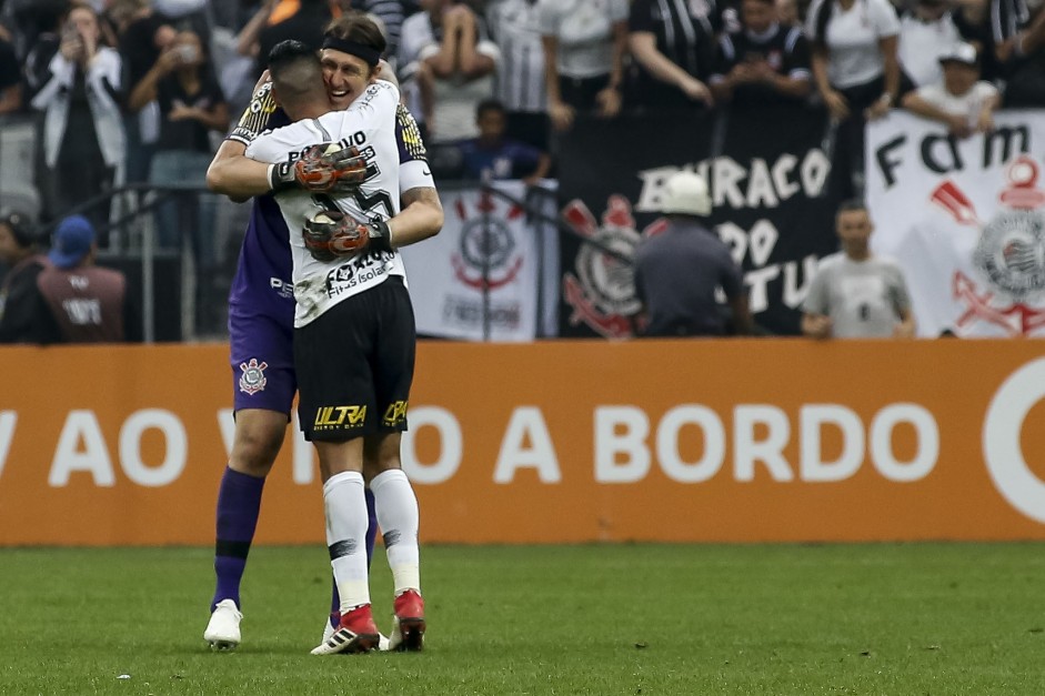 Ralf e jogadores comemoram único gol do Corinthians na partida