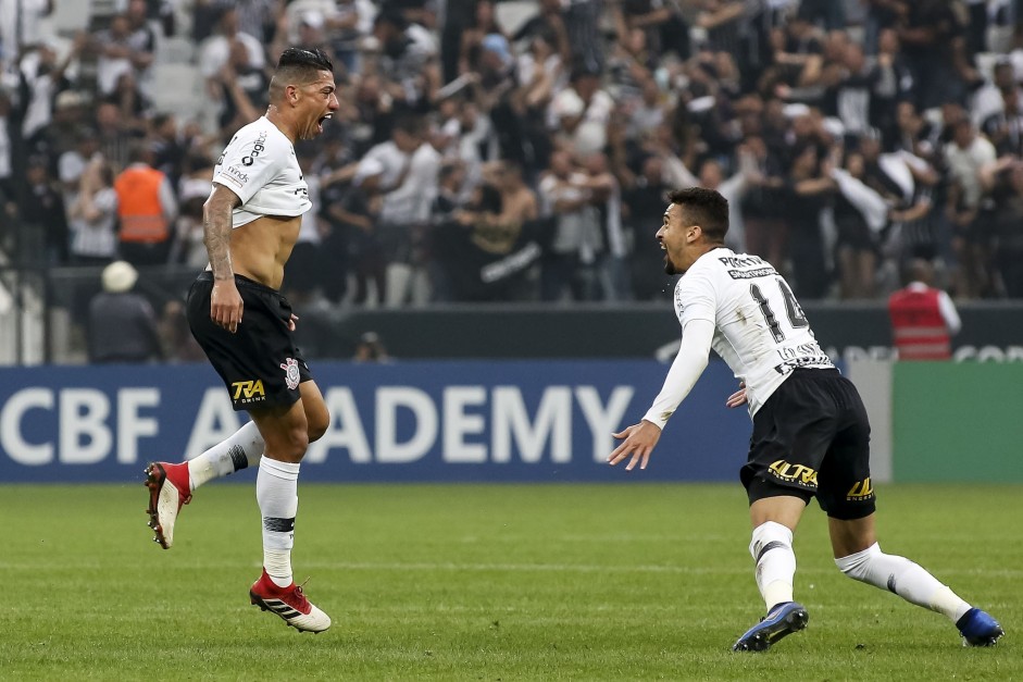 Ralf e jogadores comemoram único gol do Corinthians na partida