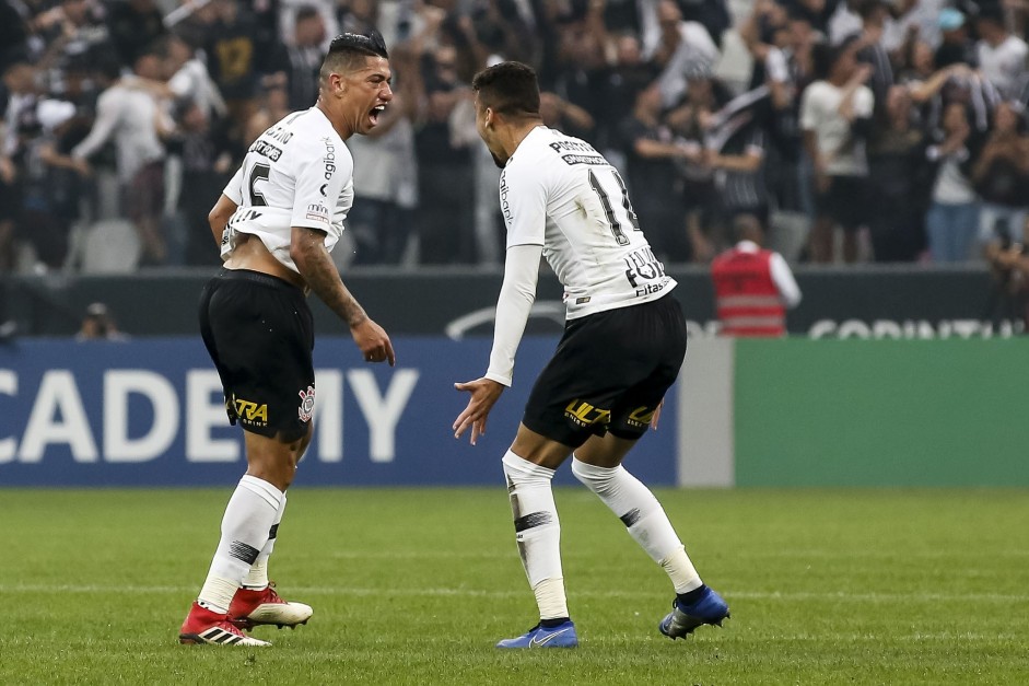 Ralf e jogadores comemoram nico gol do Corinthians na partida