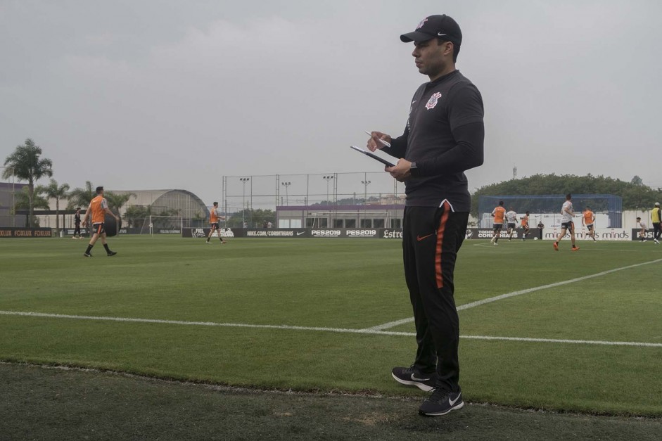Técnico Jair Ventura observa seus jogadores a beira de campo no treino desta segunda-feira