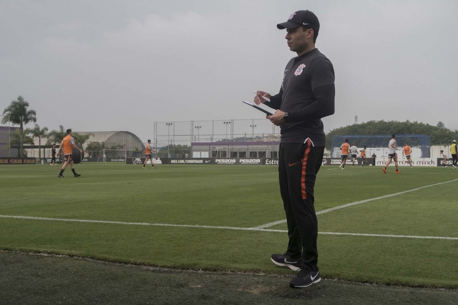 Tcnico Jair Ventura observa seus jogadores a beira de campo no treino desta segunda-feira