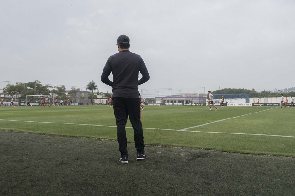 Técnico Jair Ventura observa seus jogadores a beira de campo no treino desta segunda-feira
