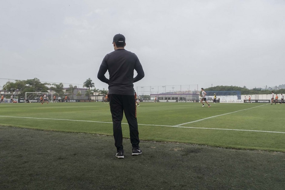 Tcnico Jair Ventura observa seus jogadores a beira de campo no treino desta segunda-feira