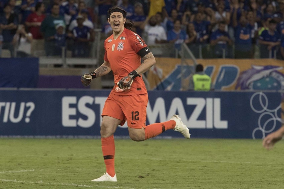 Cássio grita com companheiros no jogo contra o Cruzeiro