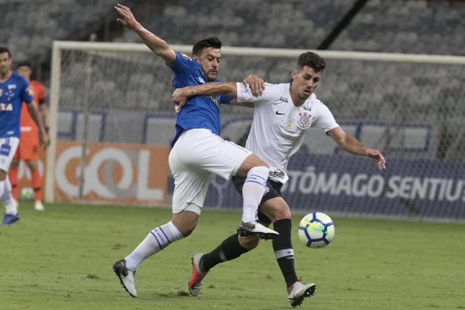 Danilo em disputa com adversário no jogo desta quarta-feira