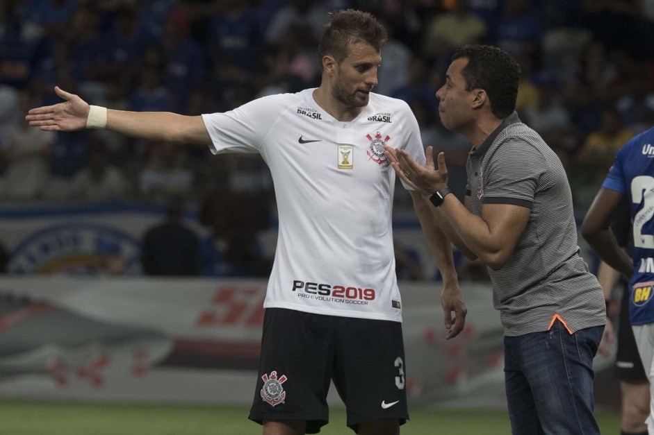 Jair passa orientações ao zagueiro Henrique