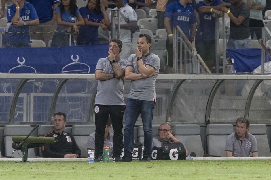 Emilio Faro (auxiliar) e Jair Ventura observam seus jogadores durante duelo com o Cruzeiro
