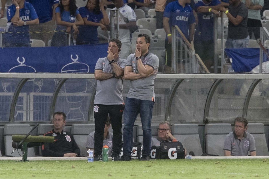 Jair Ventura observa seus jogadores a beira de campo