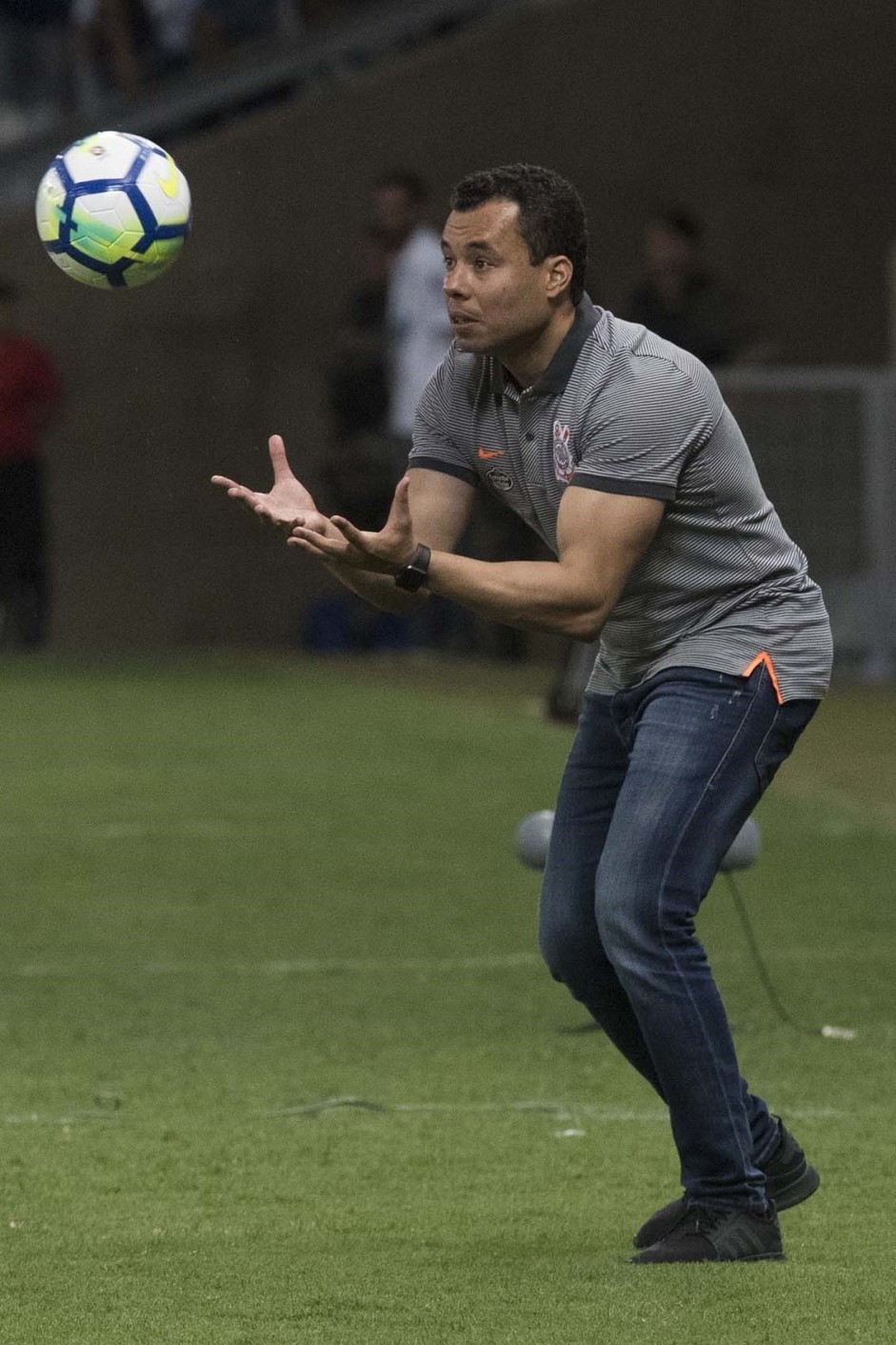 Jair Ventura observa seus jogadores a beira de campo