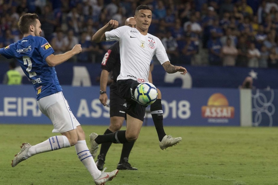 Jogadores em ação no jogo contra o Cruzeiro