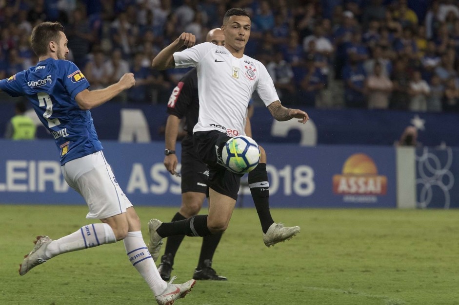 Jogadores em ao no jogo contra o Cruzeiro