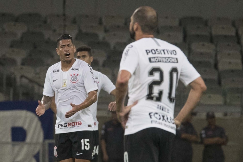 Ralf fala com seus companheiros durante partida contra o Cruzeiro