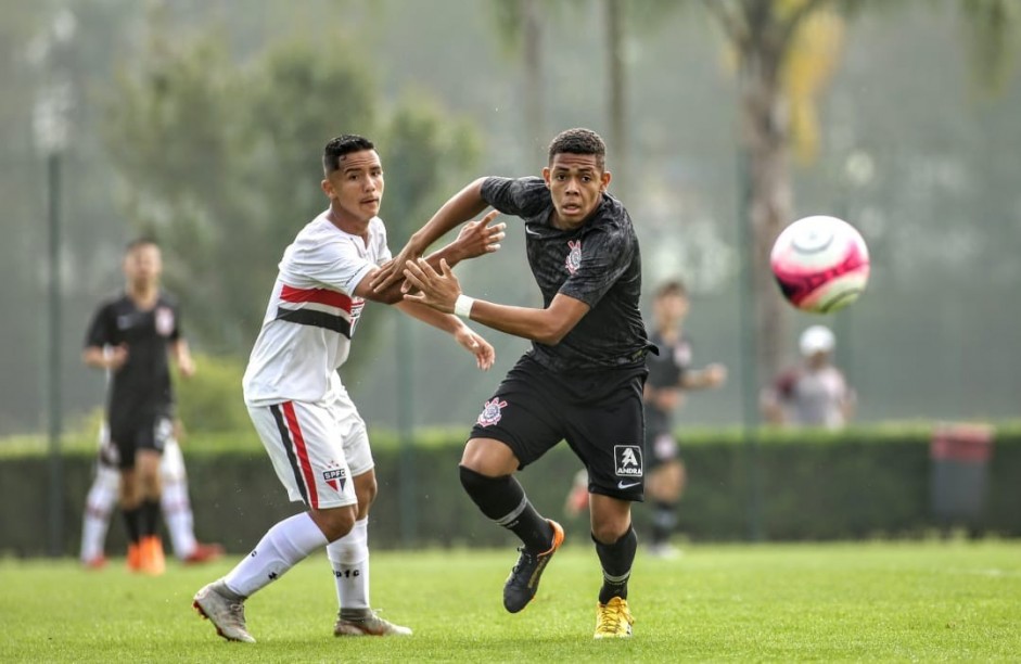 Corinthians enfrentou o São Paulo pelo campeonato paulista sub-15