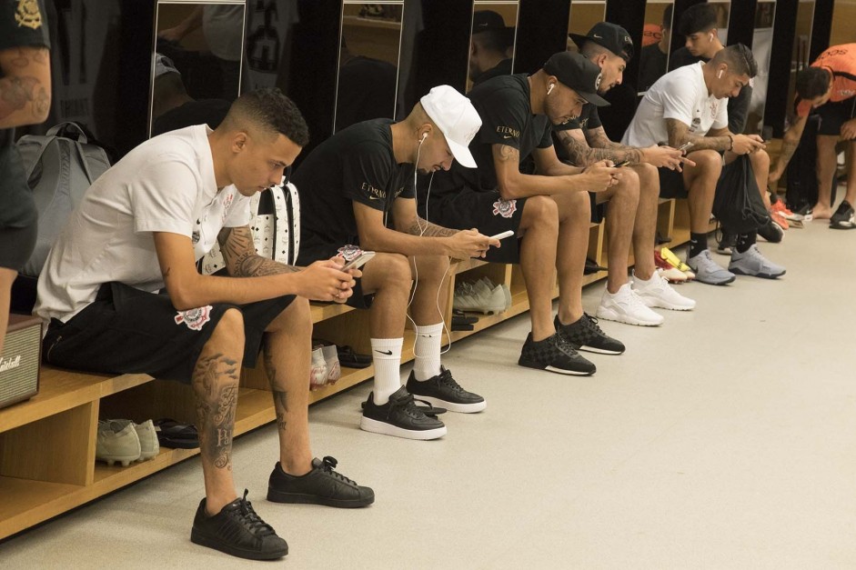 Atletas no vestiário da Arena Corinthians antes do jogo contra o Vasco, pelo Brasileirão
