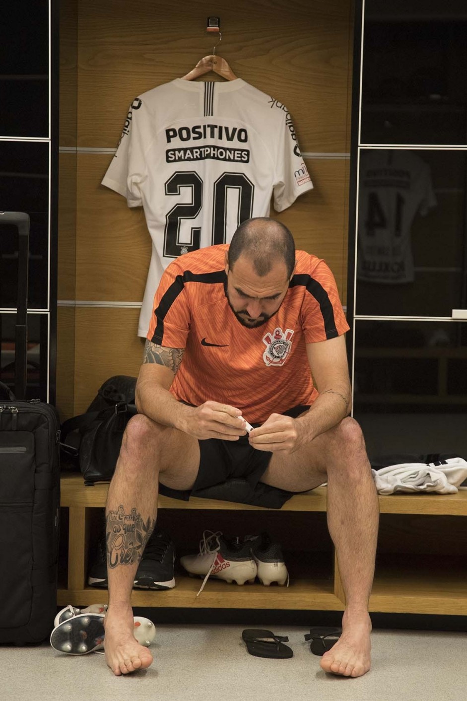 Danilo no vestirio da Arena Corinthians antes do jogo contra o Vasco, pelo Brasileiro