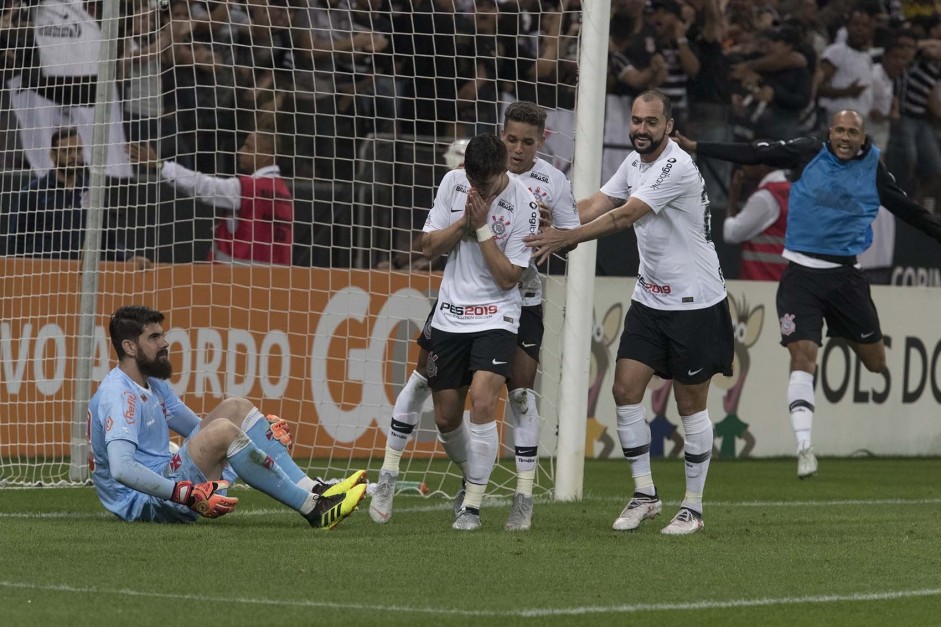 Jogadores do Corinthians lutaram at o fim para segurar a vitria