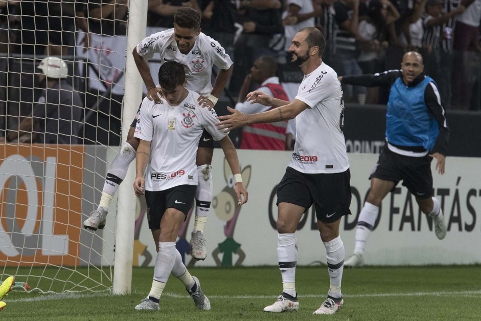 Mateus Vital comemora gol da vitria sobre o Vasco, ex-clube