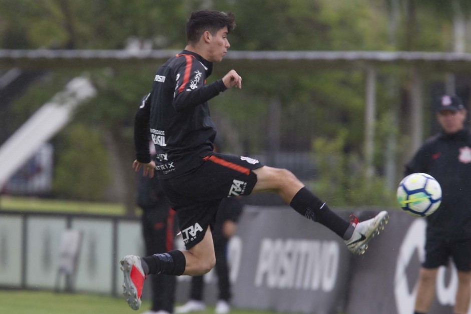 Ángelo Araos no treino desta segunda em preparação para jogo contra o Atlético-PR