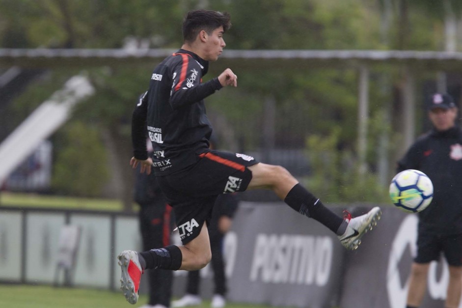 ngelo Araos no treino desta segunda em preparao para jogo contra o Atltico-PR