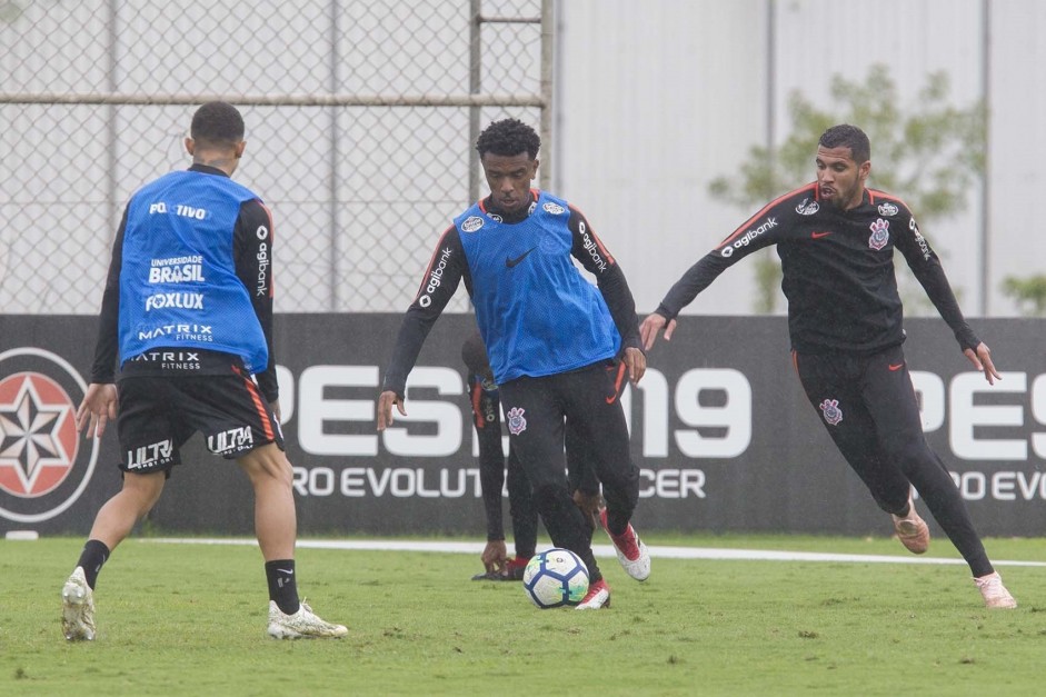 Paulo Roberto e Jonathas no treino desta segunda; time se prepara para enfrentar o Atlético-PR