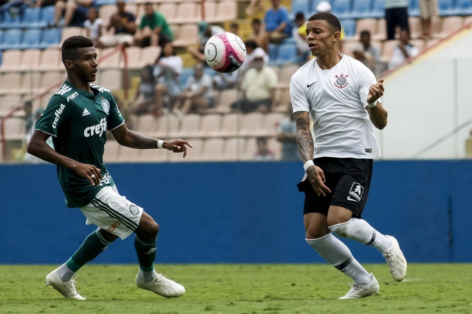 Rafael Bilu em jogada contra o Palmeiras, pelo Paulista Sub-20