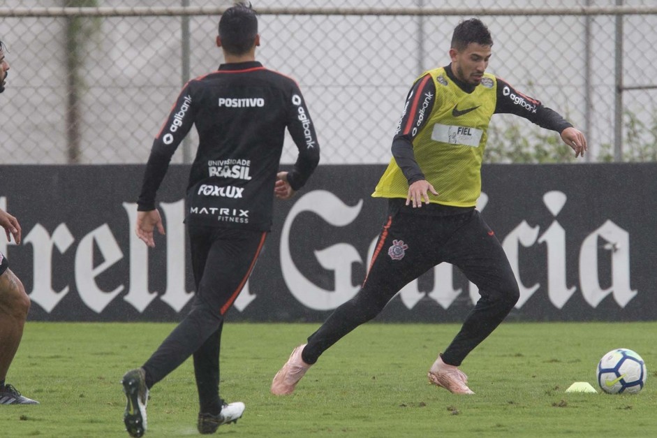 Zagueiro Pedro Henrique em treino que inicia preparação para jogo contra o Atlético-PR
