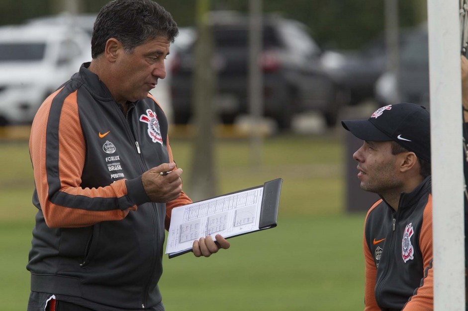 Emílio Faro, auxiliar técnico, durante o treino do Corinthians de hoje no CT Joaquim Grava