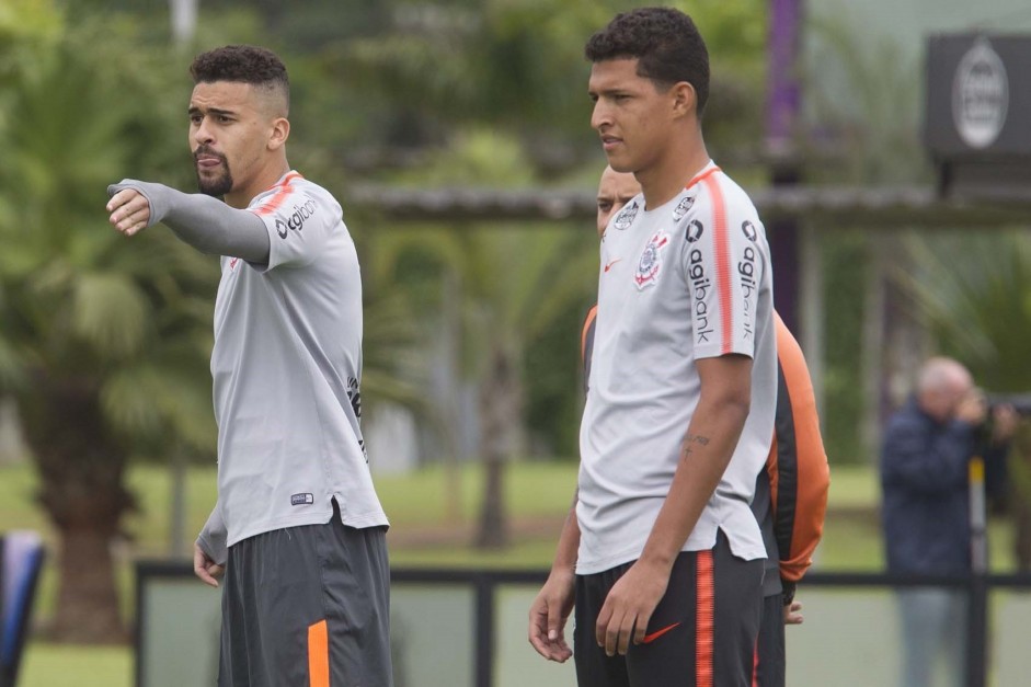 Léo Santos e Matheus Matias no treino derradeiro antes do jogo contra o Atlético-PR
