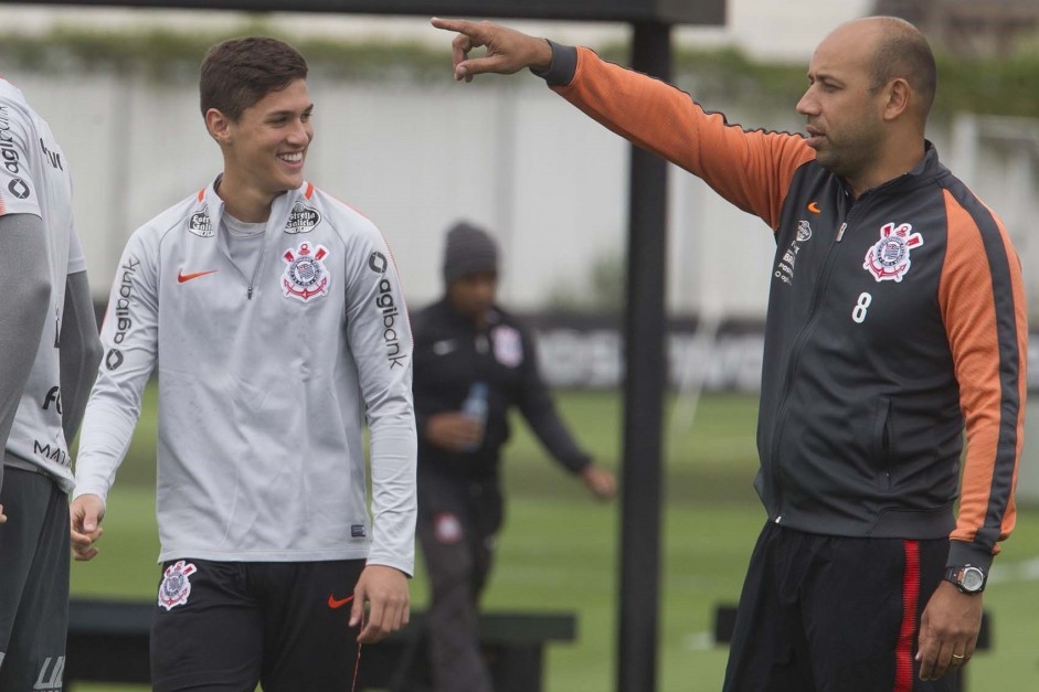 Mateus Vital e Fabrício Pimenta, preparador físico, durante o treino desta terça-feira