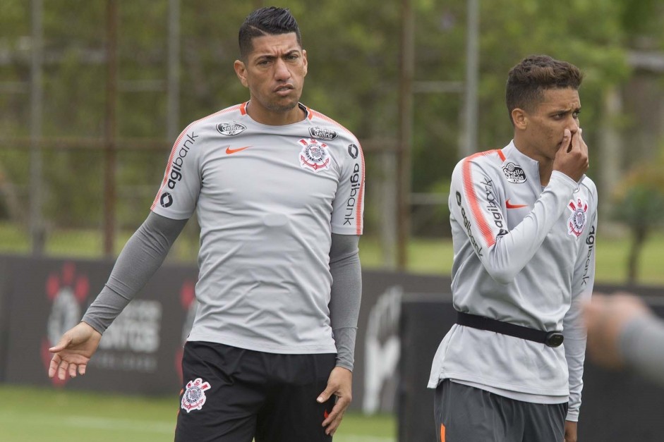 Ralf e Pedrinho treinam para enfrentar o Atlético-PR, pelo Brasileirão, fora de casa