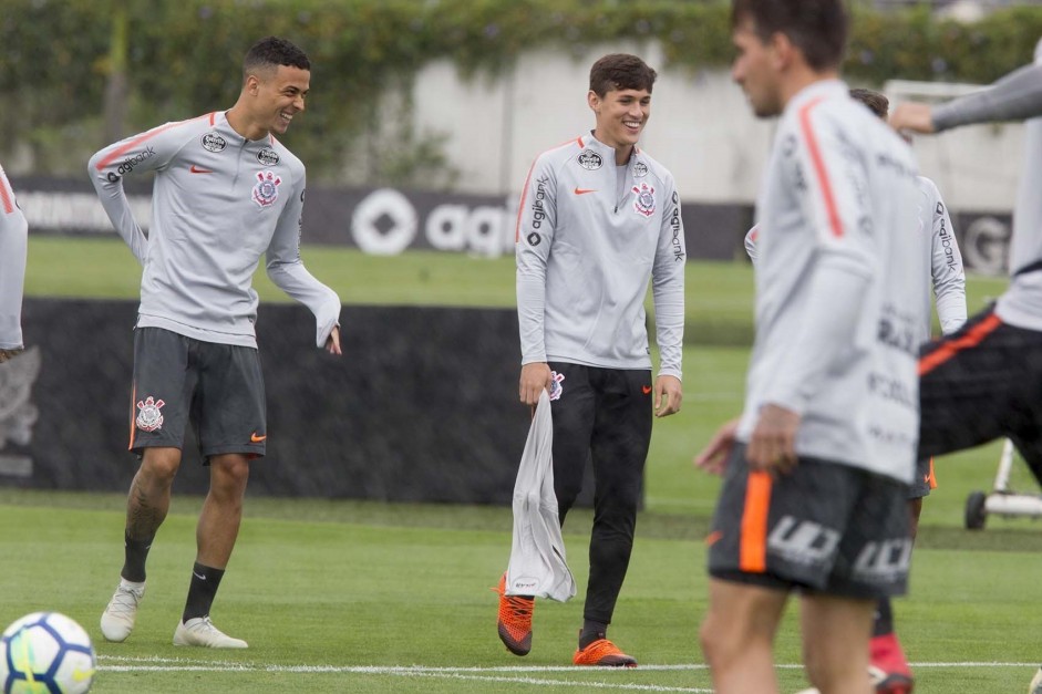 Thiaguinho e Vital no treino desta terça-feira no CT Joaquim Grava