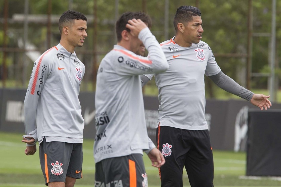 Thiaguinho, Pedro Henrique e Ralf durante treino desta terça-feira no CT Joaquim Grava