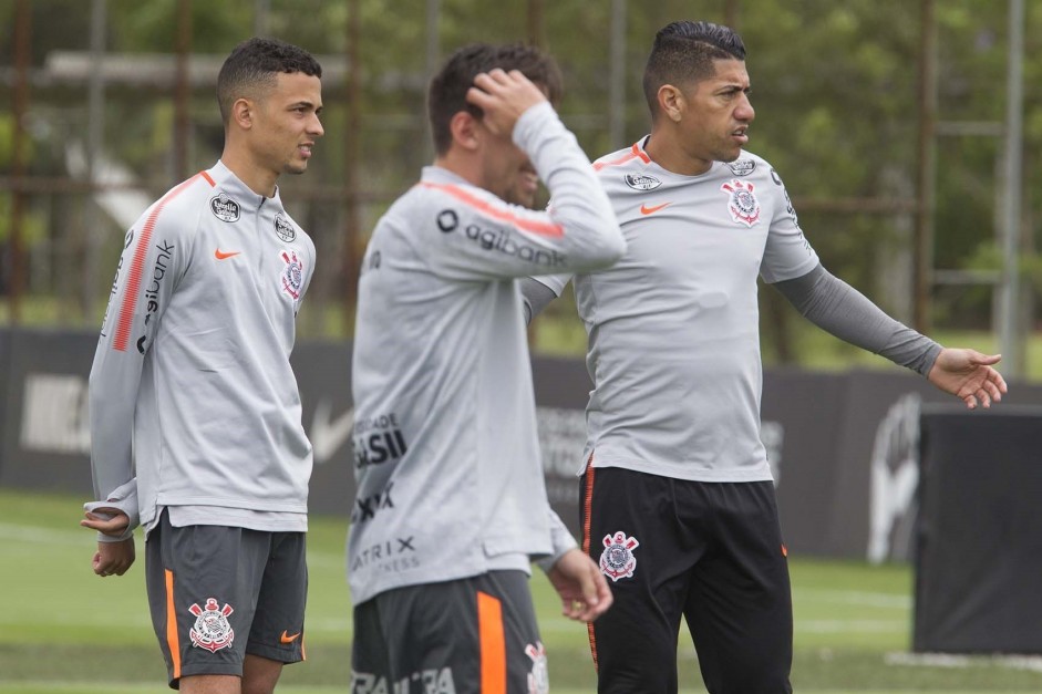 Thiaguinho, Pedro Henrique e Ralf durante treino desta tera-feira no CT Joaquim Grava