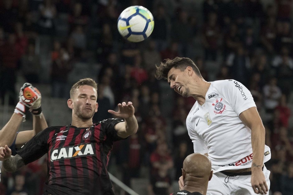 Danilo Avelar cabeceia a bola em lance na partida desta quarta