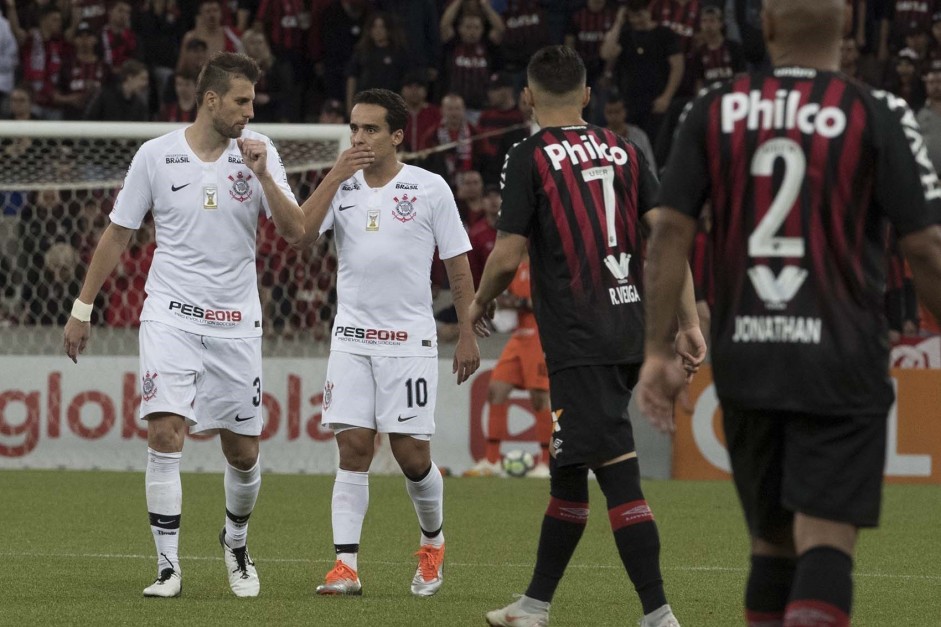 Henrique e Jadson conversam durante o jogo